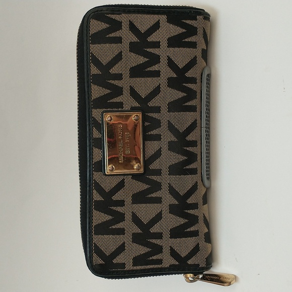 Michael Kors Monogram Wallet - Picture 1 of 12